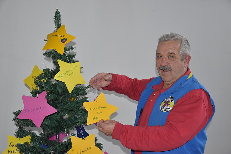 Elmar Rachle, der sich auch in der Energieberatung auskennt, bewährt sich nicht nur beim Christbaumschmücken, sondern hat für die Gäste der Bahnhofsmission manchen guten Energiespar-Tipp. Elmar Rachle, der sich auch in der Energieberatung auskennt, bewährt sich nicht nur beim Christbaumschmücken, sondern hat für die Gäste der Bahnhofsmission manchen guten Energiespar-Tipp.