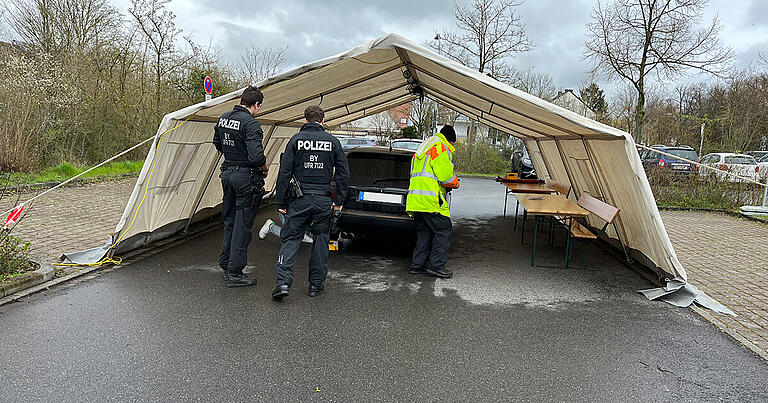 Während des Frühlingsfestes in Gerolzhofen am 2. April kontrollierten Polizistinnen und Polizisten auf einem Parkplatz in der Nördlichen Allee Fahrzeuge, bei denen der Verdacht bestand, dass diese in unerlaubter Art und Weise getunt wurden.