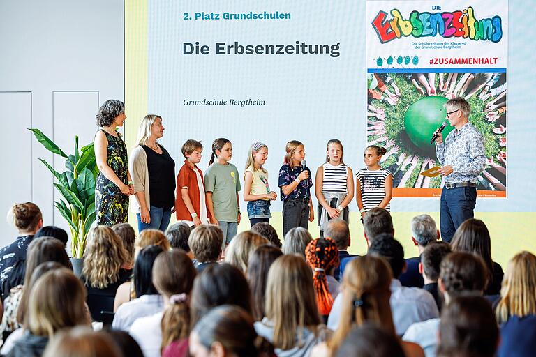 Bei der Siegerehrung in München durch Sebastian Beck von der SZ (rechts) waren (von links) Klassenlehrerin Jutta Hörner, Projektleiterin Sandra Wild, die Kinder Emil, Ferdinand, Marie, Mila, Lea und Jule dabei. Bei der Siegerehrung in München durch Sebastian Beck von der SZ (rechts) waren (von links) Klassenlehrerin Jutta Hörner, Projektleiterin Sandra Wild, die Kinder Emil, Ferdinand, Marie, Mila, Lea und Jule dabei.
