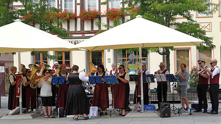 Die Eußenhäuser Musikanten in voller Aktion.