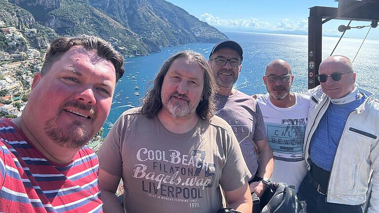 Über der Amalfiküste in Italien: die Nüdlinger (von links) Marcus Lipsius, Matthias Zänglein, Edgar und Steffen Thomas sowie Achim Hein.