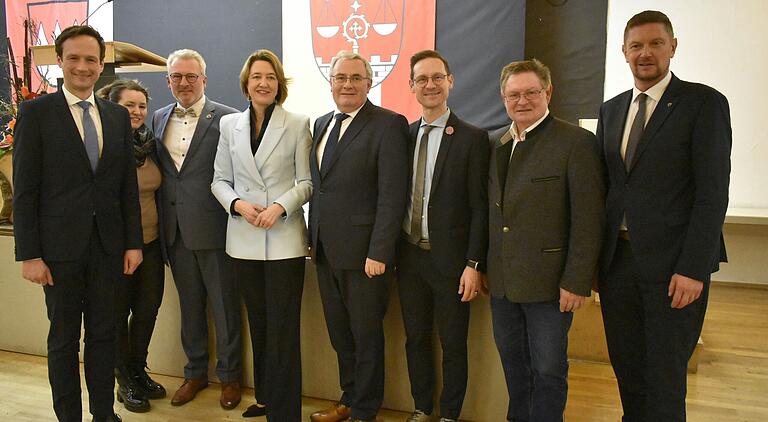 Ein Teil der Ehrengäste, von links: Landrat Florian Töpper, Bürgermeisterin Nicole Weissenseel-Brendler, Bürgermeister Klaus Schenk, Anja Weisgerber, Bezirkstagspräsident Stefan Funk, Bürgermeister und Vorsitzender VG Gerolzhofen Thorsten Wozniak, Altbürgermeister und Staatssekretär a.D. Gerhard Eck und Bürgermeister Jens Machnow. Ein Teil der Ehrengäste, von links: Landrat Florian Töpper, Bürgermeisterin Nicole Weissenseel-Brendler, Bürgermeister Klaus Schenk, Anja Weisgerber, Bezirkstagspräsident Stefan Funk, Bürgermeister und Vorsitzender VG Gerolzhofen Thorsten Wozniak, Altbürgermeister und Staatssekretär a.D. Gerhard Eck und Bürgermeister Jens Machnow.