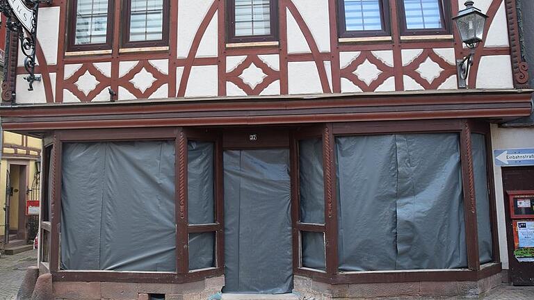 Wandel im ehemaligen Gasthaus Back: Hinter den Folien in den Schaufenstern wird derzeit umgebaut. Im herbst wird der Brillenkonzern Fielmann hier eine Niederlassung eröffnen. Es wird das sechste Optikergeschäft in der Stadt sein.