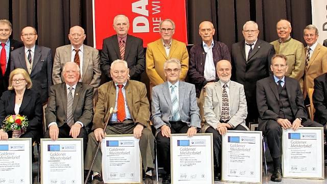 Prüfung vor mindestens 50 Jahren abgelegt: Die Goldenen Meisterbriefe wechselten 30 Mal auf der Bühne den Besitzer; mit dabei der Präsident der Handwerkskammer, Ulrich Bopp (links), und Kreishandwerksmeister Michael Szabo (Dritter von links).