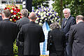 Nach Schießerei in München       -  Der bayerische Ministerpräsident Horst Seehofer (CSU, r) legt am 23.07.2016 am Olympia-Einkaufszentrum in München (Bayern) einen Kranz nieder, einen Tag nach einer Schießerei mit Toten und Verletzten. Die tödlichen Schüsse hat ein 18-jähriger Deutsch-Iraner abgegeben. Zehn Menschen starben, darunter der Täter.