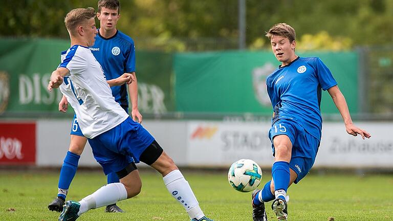 U17 WŸrzburger FV - JFG Steigerwald       -  Fabio Gobbo (rechts) und die U-17-Junioren des Würzburger FV feierten beim Heimauftakt in der Landesliga einen 6:0-Sieg über Lorenz Utz (links) und die JFG Steigerwald.