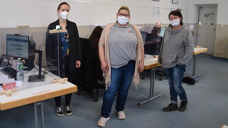 Die Leiterin des Callcenters Tanja Bartsch (Mitte) mit den neuen Teamleiterinnen Tanja Scheuring (links) und Linda Körner in dem zur Telefonzentrale umfunktionierten Lehrsaal.