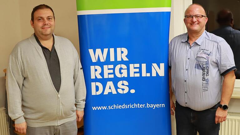 Würzburgs Fußball-Kreisvorsitzender Marco Göbet (links) und Gerd Dluczek, der neue Obmann der Schiedsrichtergruppe Kitzingen-Ochsenfurt. Er tritt die Nachfolge von Helmut Wittiger, der 24 Jahre lang die Gruppe führte.