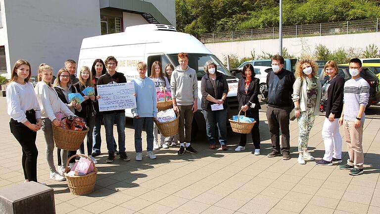 Die Schülerinnen und Schüler der Wallburg-Realschule bei der Übergabe ihrer Körbe voller Geschenke und ihrer Spendenaktion, mit (von rechts) den Lehrkräften Duc Nguyen, Maria Brasch und Corinna Hartwich-Beck, Eduard Schmittlutz, Direktorin Manuela Küfner und Marianne Schmittlutz, der Leiterin der Tafel Eltmann.