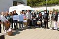 Die Schülerinnen und Schüler der Wallburg-Realschule bei der Übergabe ihrer Körbe voller Geschenke und ihrer Spendenaktion, mit (von rechts) den Lehrkräften Duc Nguyen, Maria Brasch und Corinna Hartwich-Beck, Eduard Schmittlutz, Direktorin Manuela Küfner und Marianne Schmittlutz, der Leiterin der Tafel Eltmann.