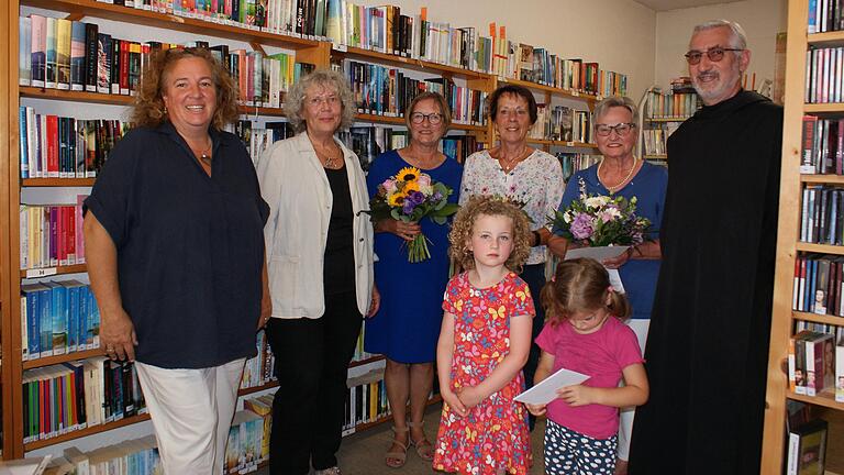 Die Bücherei in Sommerach feierte ihren 40. Geburtstag und es gab ein Bücherquiz für Kinder. Über einen Büchergutschein freuten sich die Gewinnerinnen Helena Geerdes (vorne links) und Klara Jakob. Außerdem gratulierten (von links) Bürgermeisterin Elisabeth Drescher, Roswitha Dorobek von der Katholische Büchereifachstelle der Diözese Würzburg sowie Pater Philippus Eichenmüller (rechts) den Frauen des Büchereiteams bestehend aus (weiter von links) Sabine Schramm, Irmgard Gündert und Helga Lehmeyer.