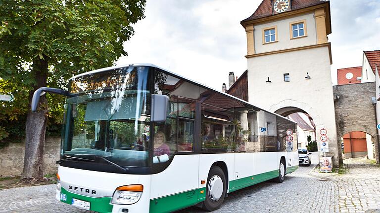 Wie und wo gelingt mit Park-and-Ride-Plätzen der Umstieg vom Pkw auf den ÖPNV? Ein Bus der Nahverkehrsgesellschaft APG des Landkreises am Ochsenfurter Tor in Sommerhausen (Archivbild).