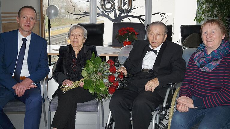 Der stellvertretende Landrat Michael Ziegler und die Zweite Bürgermeisterin Doris Scheller-Gräf gratulierten Hilde und Helmut Gröger zur Diamantenen Hochzeit.