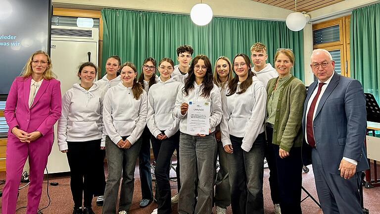 Die Preisverleihung der Regionalsieger wurde im Jack-Steinberg Gymnasium in Bad Kissingen ausgetragen (von links): Ines Sterling (Vorstandsvorsitzende der vbw Unterfranken), Schülerinnen und Schüler des Riemenschneider-Gymnasiums, Theresa Funke (Lehrerin) und Dr. Robert Christoph (Ministerialbeauftragter für die Gymnasien in Unterfranken). Die Preisverleihung der Regionalsieger wurde im Jack-Steinberg Gymnasium in Bad Kissingen ausgetragen (von links): Ines Sterling (Vorstandsvorsitzende der vbw Unterfranken), Schülerinnen und Schüler des Riemenschneider-Gymnasiums, Theresa Funke (Lehrerin) und Dr. Robert Christoph (Ministerialbeauftragter für die Gymnasien in Unterfranken).