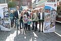Zur Eröffnung des Wochenmarktes durfte Jana aus Ochsenfurt das grüne Band durchschneiden. Unterstützt wurde sie dabei von ihrem Bruder Luis, Anne Derday (links) und Bürgermeister Peter Juks (rechts).