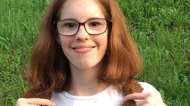 Ab sind sie, die beiden Zöpfe. 36 Zentimeter ihrer langen roten Haare spendet Maria Förtsch. Daraus werden Echthaarperücken gemacht, der Erlös kommt krebskranken Kindern zugute. Ab sind sie, die beiden Zöpfe. 36 Zentimeter ihrer langen roten Haare spendet Maria Förtsch. Daraus werden Echthaarperücken gemacht, der Erlös kommt krebskranken Kindern zugute.
