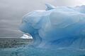 KINA - Abenteuer im ewigen Eis: Die Shackleton-Expedition       -  Groß, blau, behäbig &ndash; dieser Eisberg erfüllt optisch alle Kriterien, die auch in der Musik gelten, will ein Komponist klangliche Kälte herstellen.