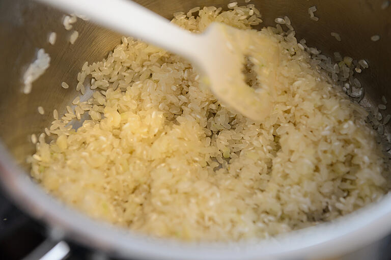 Reis auf dem Weg zum glasig werden . . . und dann zum Risotto. Reis auf dem Weg zum glasig werden . . . und dann zum Risotto.