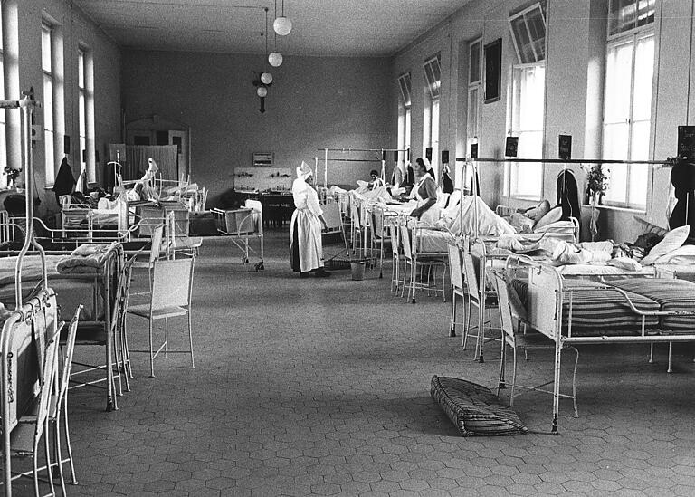 Ein Krankensaal im Erdgeschoss des Chirurgischen Pavillons, erbaut 1899 bis 1901 vom Architekten Erlwein. Ein Krankensaal im Erdgeschoss des Chirurgischen Pavillons, erbaut 1899 bis 1901 vom Architekten Erlwein.