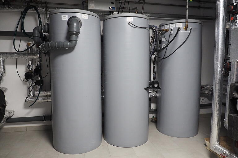 So sieht die Grauwasseranlage von Jürgen Leppig aus. Im Normalfall reichen zwei der Tanks – den dritten hat er für Studienzwecke aufgestellt. So sieht die Grauwasseranlage von Jürgen Leppig aus. Im Normalfall reichen zwei der Tanks – den dritten hat er für Studienzwecke aufgestellt.