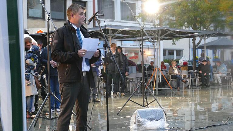 Bürgermeister Michael Kraus begrüßte die Gäste zur Aktion „Deutschland singt“ am 3. Oktober auf dem Mellrichstädter Marktplatz. Bürgermeister Michael Kraus begrüßte die Gäste zur Aktion „Deutschland singt“ am 3. Oktober auf dem Mellrichstädter Marktplatz.