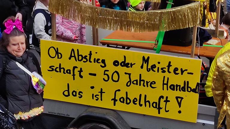 450 Akteure, zig Helfer im Hintergrund Sackweise Süßes, viele Hundert Zuschauer bei herrlichem Vorfrühlingswetter und eine Party zum Faschingskehraus - es war ein gelungener Faschingsdienstag für Dachdorf.