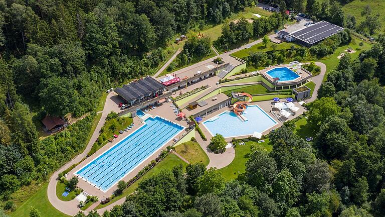 Das Terrassenbad Frammersbach aus der Luft. Das Terrassenbad Frammersbach aus der Luft.