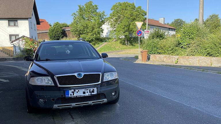 Geparkt und nicht mehr abgeholt: Seit rund einemhalben Jahr parkt dieser PKW an der Wertheimer Straße in Altfeld am Straßenrand. Geparkt und nicht mehr abgeholt: Seit rund einemhalben Jahr parkt dieser PKW an der Wertheimer Straße in Altfeld am Straßenrand.