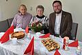 Gratulierte persönlich zum Ehejubiläum: Bürgermeister Klaus Köhler mit Hilaria und Stephan Fröhling.