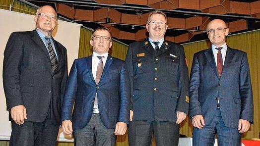 Es ist geschafft, der alte Kreisbrandrat Ralf Dressel ist auch wieder der Neue. Von links: Bürgermeister Wolfgang Borst, Thomas Albert vom Landratsamt, KBR Ralf Dressel und Landrat Wilhelm Schneider. Es ist geschafft, der alte Kreisbrandrat Ralf Dressel ist auch wieder der Neue. Von links: Bürgermeister Wolfgang Borst, Thomas Albert vom Landratsamt, KBR Ralf Dressel und Landrat Wilhelm Schneider.