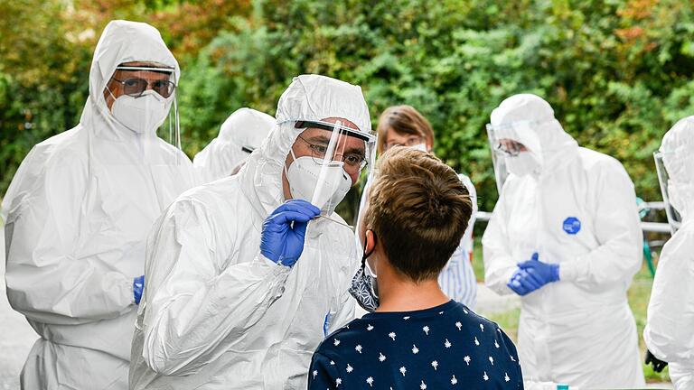 Sind Quarantäne und Corona-Test für einen 13-Jährigen zumutbar, nachdem ein Klassenkamerad positiv getestet wurde? Darüber muss nun der Bayerische Verwaltungsgerichtshof entscheiden.