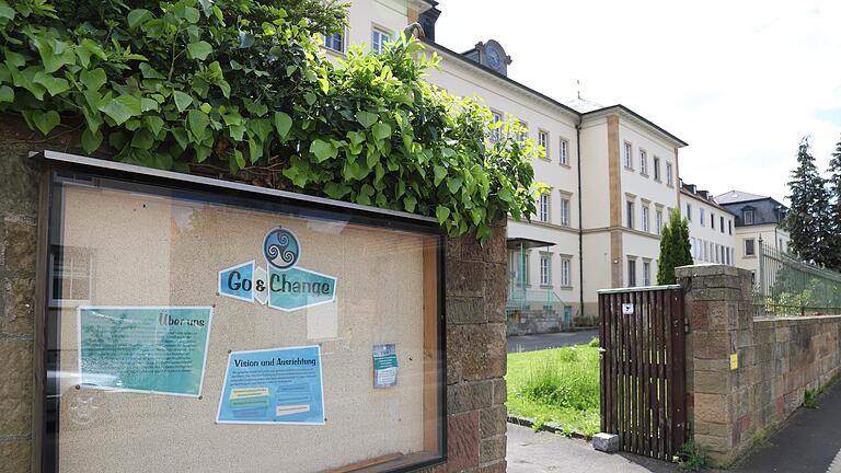 Das ehemalige Kloster in Lülsfeld (Lkr. Schweinfurt), aufgenommen am 18. Mai, kurz nach einem Einsatz der Polizei. Es&nbsp; wird von der Kommune 'Go &amp; Change' genutzt.