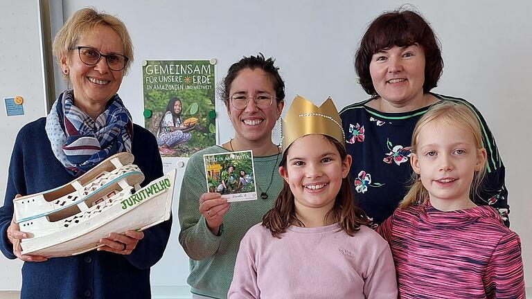 Auf dem Foto (von links): Christiane Hetterich, Sina Müller, Rosi Mayer mit Marie und Emma aus der dritten Klasse.