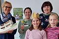 Auf dem Foto (von links): Christiane Hetterich, Sina Müller, Rosi Mayer mit Marie und Emma aus der dritten Klasse.