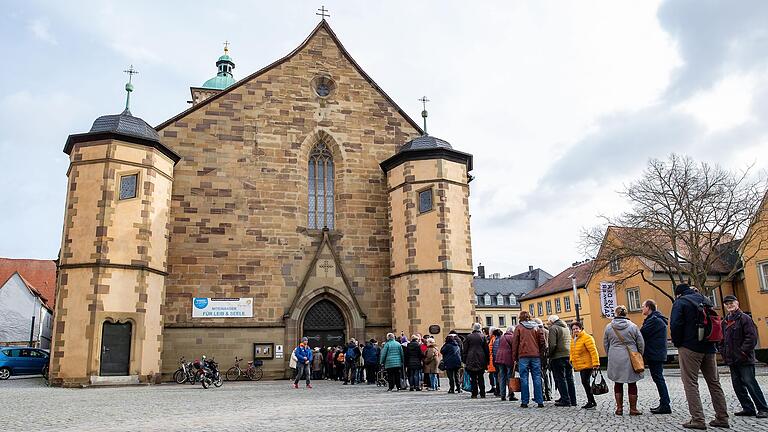 Lange Schlange vor der St. Johanniskirche in Schweinfurt: Zwischen 250 und 300 Portionen gibt es hier jeden Tag zu essen.