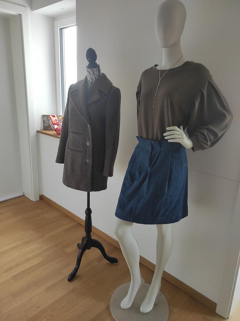 Aus&nbsp; Entwurf wird Wirklichkeit: Links der Blazer aus dem Entwurf, Rechts ein freihandgearbeiteter Jeansrock aus Stoffresten.