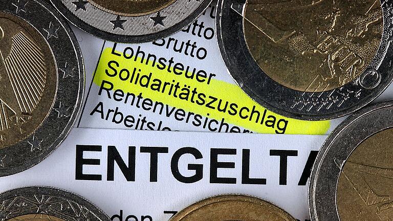 Solidaritätszuschlag       -  Seit Jahren wird eine politische Diskussion darüber geführt, ob der Solidaritätszuschlag abgeschafft werden soll.