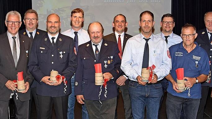 Neun Feuerwehrleute aus der Stadt Haßfurt und den Stadtteilen, darunter auch Bürgermeister Günther Werner, der nach wie vor in der Augsfelder Wehr aktiv ist, wurden für 25- und 40-jährigen Dienst geehrt. Unser Bild zeigt (vorne von links) Landrat Wilhelm Schneider, Bürgermeister Günther Werner, Marco Schlegelmilch, Gerhard Wächter, Jürgen Heinisch, Franz-Josef Zoth und Kommandantin Julia Volpert sowie (hinten von links) KBR Ralf Dressel, Andy Jenatschke, 3. Bürgermeister Stephan Schneider, Klaus Bohnengel und Herbert Kraus.