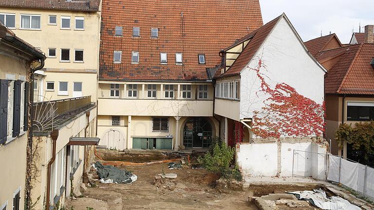 Ein Saal für bis zu 130 Personen soll nun für das Kulturforum gebaut werden. Er wird ebenerdig sein und schließt an den rechts zu sehenden Anbau der Alten Reichsvogtei an, so dass ein neuer Innenhof entsteht, der für Veranstaltungen mitgenutzt werden kann.