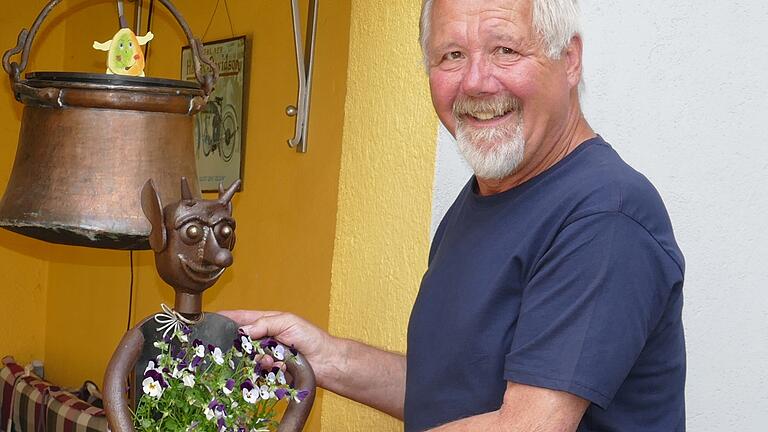 Werner Seubert und seine Metallskulpturen im Garten.