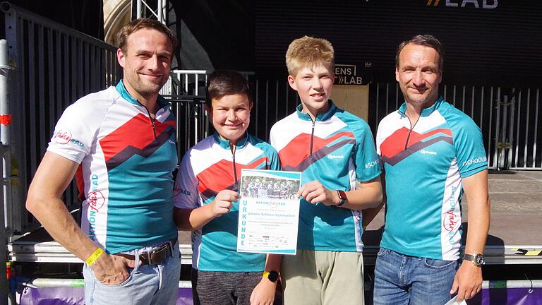 Das JSG Karlstadt wurde als „Deutschlands fahrradfreundlichste Schule – Sonderpreis Sport“ ausgezeichnet. Von links Sportlehrer Johannes Gerhard, die beiden Sechstklässler Anton Kaufmann und Peter Marold sowie Sportlehrer Matthias Siegler.