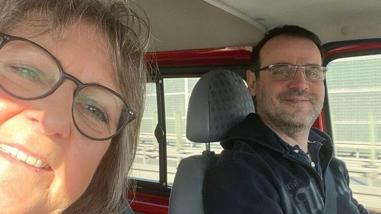 Auf der Fahrt an die polnisch-ukrainische Grenze von Gleiwitz aus: Oliver Schikora gemeinsam mit Elisabeth Betzer im Transporter.