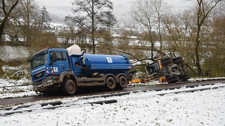 Am Radweg nach Steinbach ist am Mittwoch erst ein Lastwagen stecken geblieben und dann ein Radbagger umgekippt.