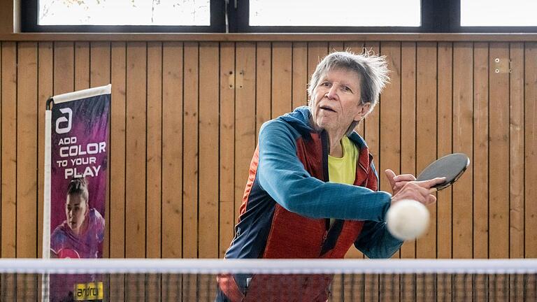 Viktor Haschke ( 76 Jahre ), Parkinson Patient, trainiert Tischtennis am 11.04.2024 in Bad Königshofen.