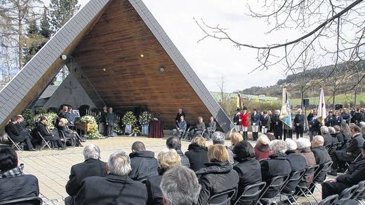 Große Anteilnahme: Hunderte von Trauergästen nahmen am Samstag auf dem Friedhof am Äußeren Ring in Marktheidenfeld Abschied von Warema-Gründer Hans-Wilhelm Renkhoff.