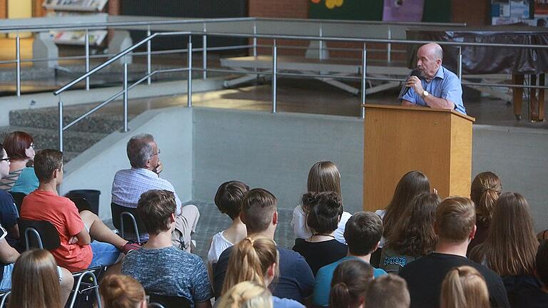 Beeindruckend nicht nur die Rede des ehemaligen Ministers für Abrüstung und Verteidigung und Mitglied des deutschen Bundestages Rainer Eppelmann. Auch die Schüler der Realschule in Bad Königshofen zeigten großes Interesse an dem Thema Demokratie und die Geschichte der ehemaligen DDR. Beeindruckend nicht nur die Rede des ehemaligen Ministers für Abrüstung und Verteidigung und Mitglied des deutschen Bundestages Rainer Eppelmann. Auch die Schüler der Realschule in Bad Königshofen zeigten großes Interesse an dem Thema Demokratie und die Geschichte der ehemaligen DDR.