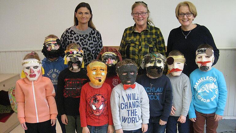 Die Kinderkunstakademie des Kunstvereins Bad Neustadt gestaltete in Kooperation mit dem katholischen Kindergarten Mariä Himmelfahrt Gipsmasken gemeinsam mit Erika Granzow. Hinter den Kindern mit ihren Masken (von links): Erzieherin Melanie Fuchs, Erika Granzow und Kindergartenleiterin Gudrun Hellmuth.