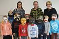 Die Kinderkunstakademie des Kunstvereins Bad Neustadt gestaltete in Kooperation mit dem katholischen Kindergarten Mariä Himmelfahrt Gipsmasken gemeinsam mit Erika Granzow. Hinter den Kindern mit ihren Masken (von links): Erzieherin Melanie Fuchs, Erika Granzow und Kindergartenleiterin Gudrun Hellmuth.