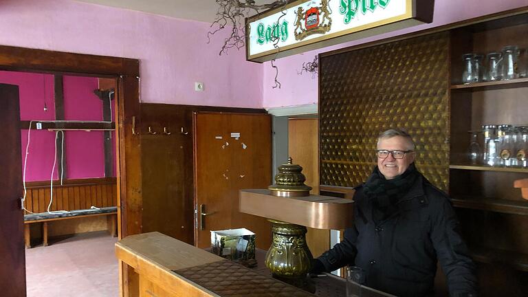 Auch wenn das Foto den Gedanken vielleicht nahe legt, Bürgermeister Burkhard Wachenbrönner wird nicht hinter dem Tresen des Fränkischen Hofes stehen, wenn die Dorfgaststätte einmal saniert sein wird. Auch wenn das Foto den Gedanken vielleicht nahe legt, Bürgermeister Burkhard Wachenbrönner wird nicht hinter dem Tresen des Fränkischen Hofes stehen, wenn die Dorfgaststätte einmal saniert sein wird. 