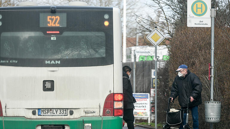 Für gehbehinderte Menschen wird Busfahren schwierig, wenn die Haltestelle nicht, wie hier in Zell, barrierefrei ist.